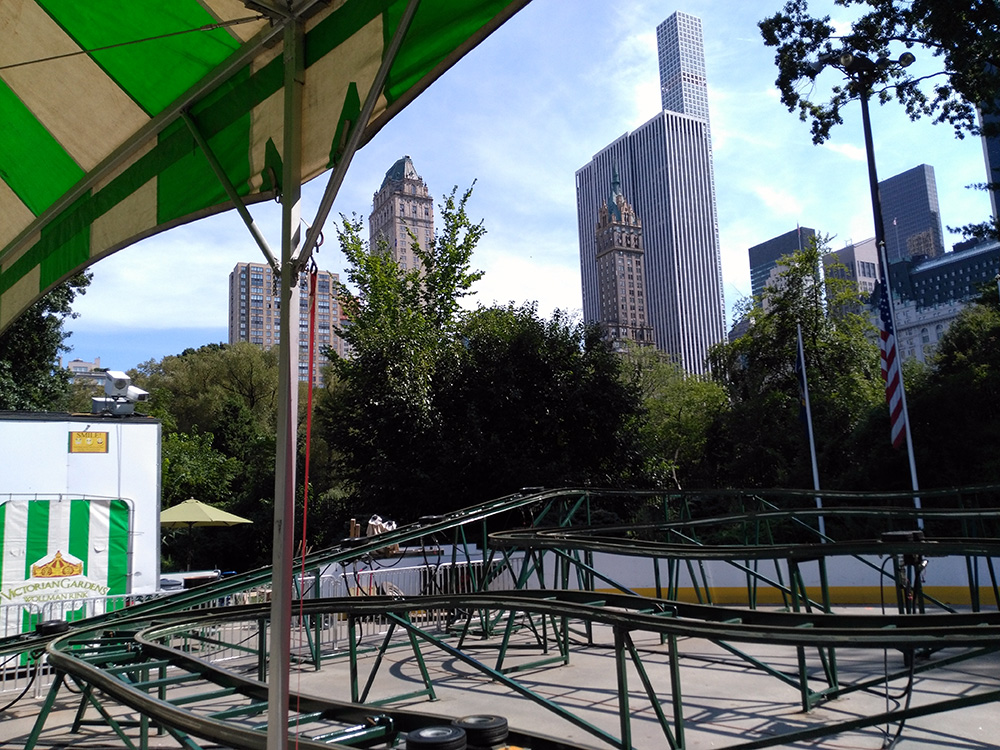 次は遊園地らしいコースター「MINI MOUSE」 マンハッタンのビル街が覗きます。