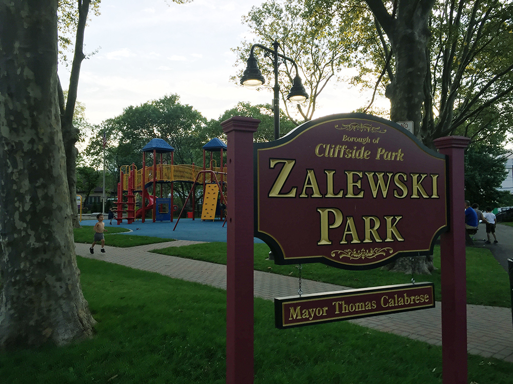 Zalewski Parkの入口はこんな感じです。マンハッタンの公園のように取り囲む柵がありません。